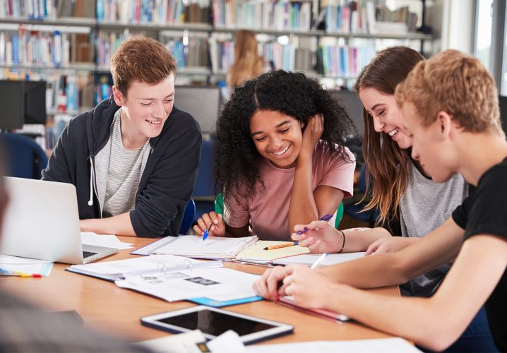 Group of students working on classwork together 